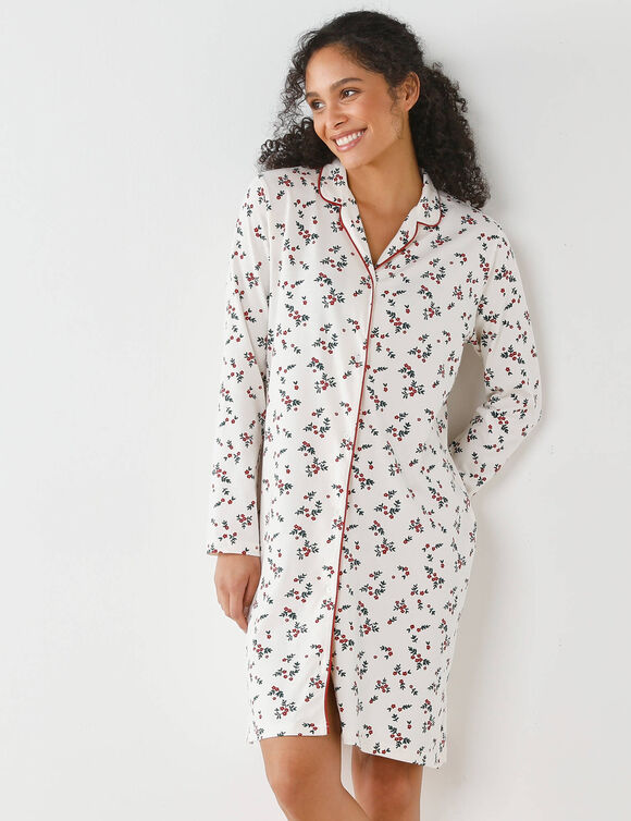 Chemise de nuit col tailleur imprimée houx  (écru / cerise) Chemise de nuit col tailleur imprimée houx  (écru / cerise)